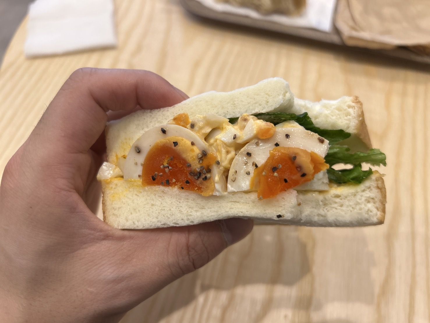 『GINZA NISHIKAWA COFFEE ROASTERY』の『味玉たまごサンド』（写真：筆者撮影）