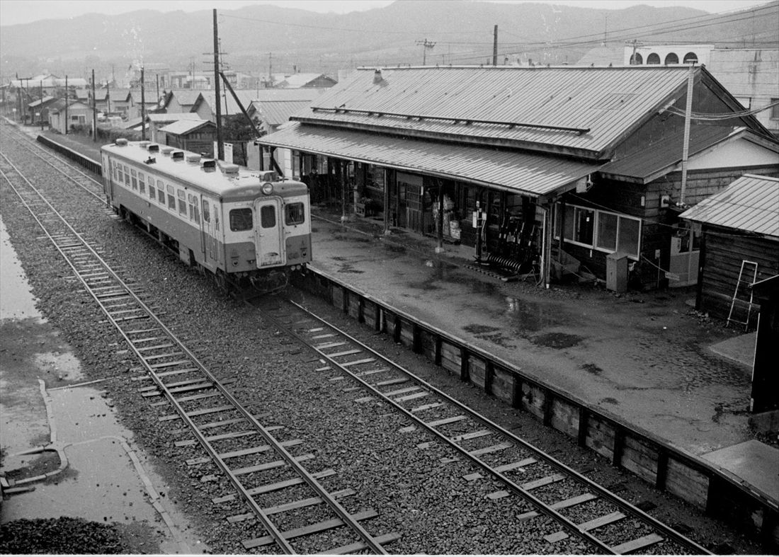 国鉄時代の池北線足寄駅。1両の気動車が停車中（撮影：南正時）