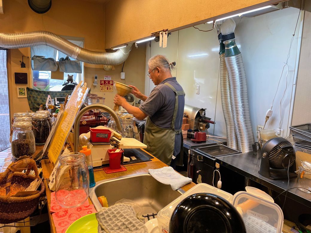 「豆遊房」店主の白倉弘之さん（筆者撮影）