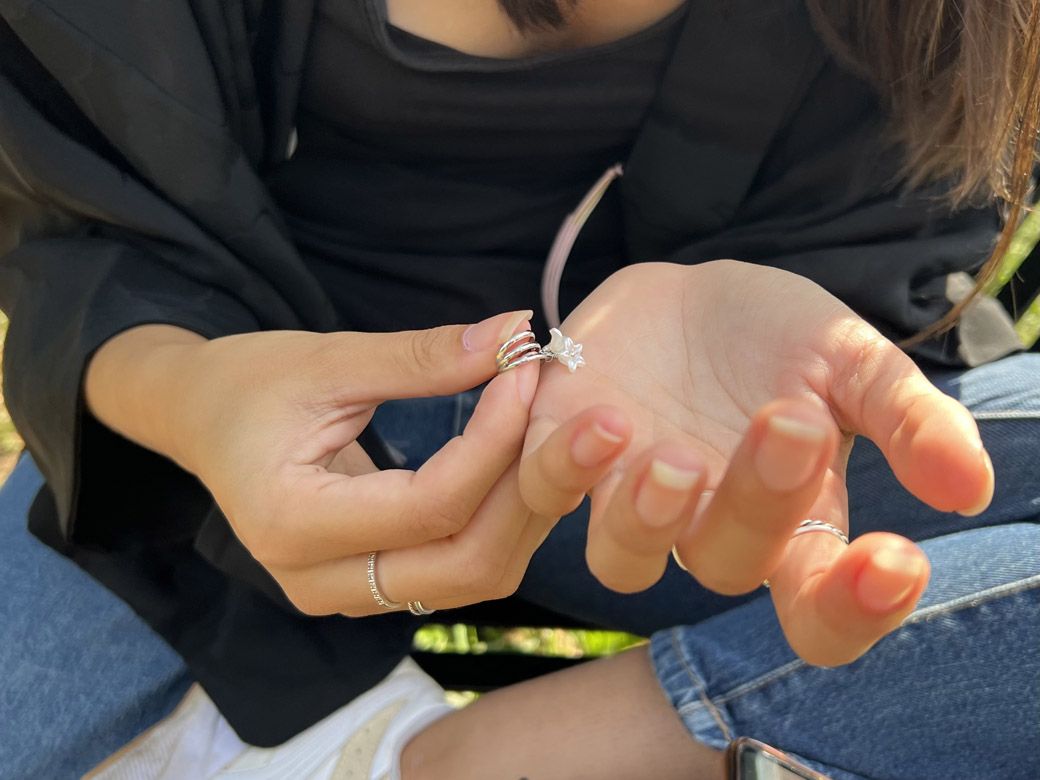 イヤーカフを外して見せてくれた（筆者撮影）