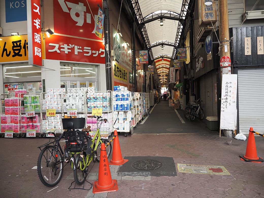 スギドラッグの脇の小道が城東中央商店街（筆者撮影）