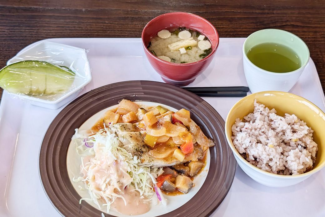 ボリュームも文句ナシ、バジル風味のチキンはおしゃれな味でおいしい。野菜たっぷりで栄養バランスも良さそうです（筆者撮影）