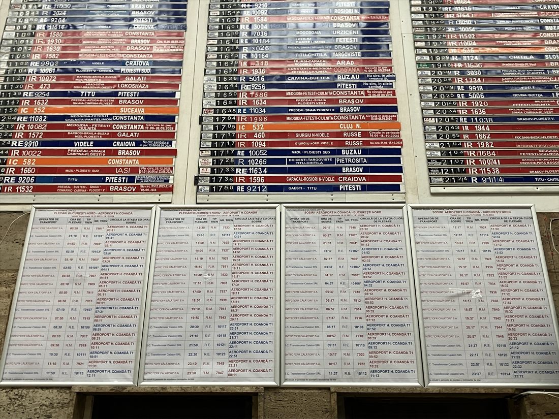 時刻表のボードの下には、空港鉄道の時刻表が紙で掲示されている（筆者撮影）