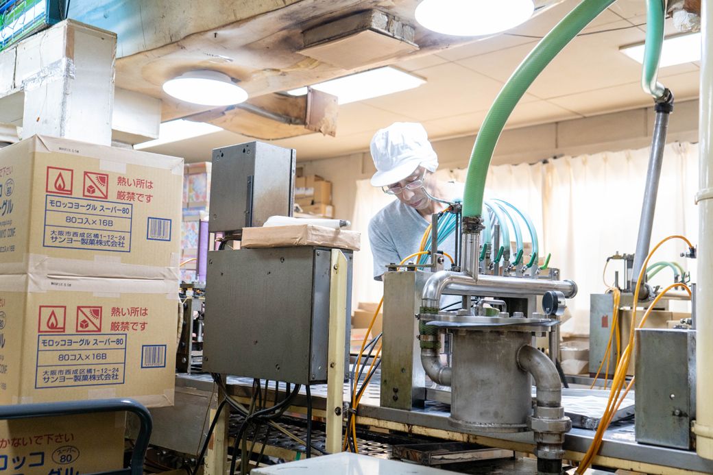 池田さんは、しばしば故障する旧式機械と日々格闘している（写真：筆者撮影）