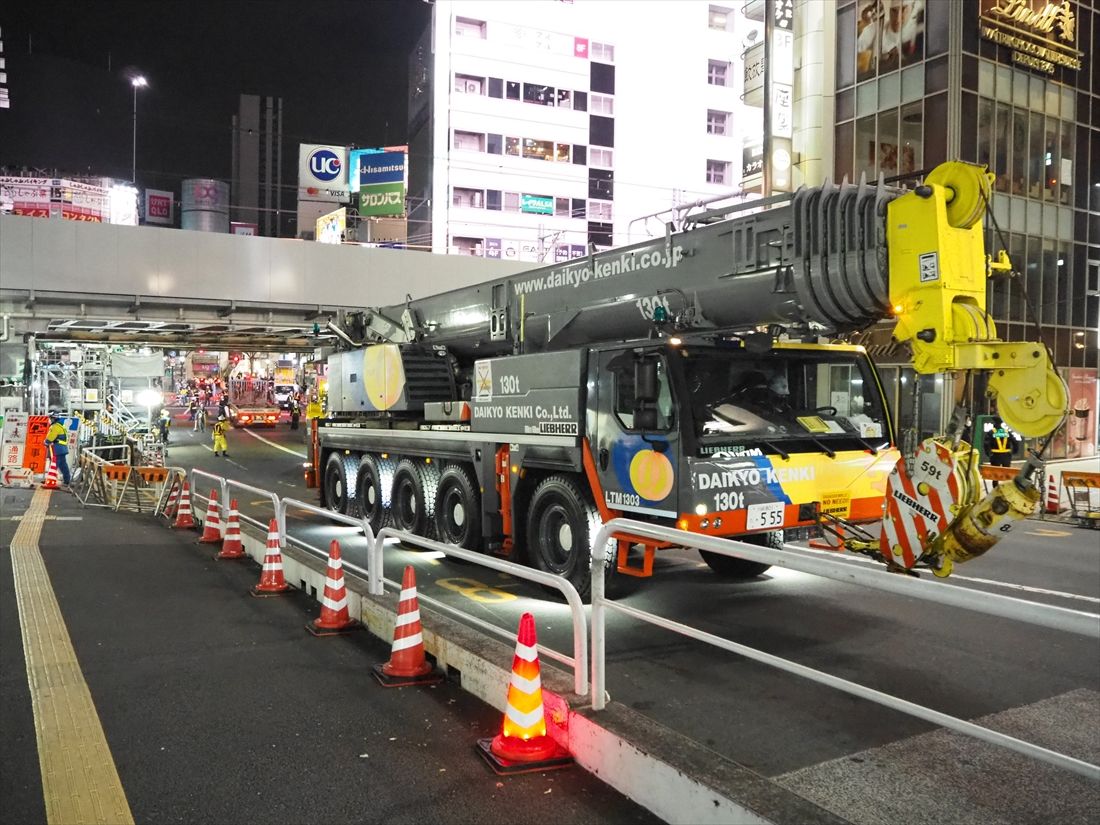 工事に向けて待機する大型のクレーン車＝2023年1月（記者撮影）