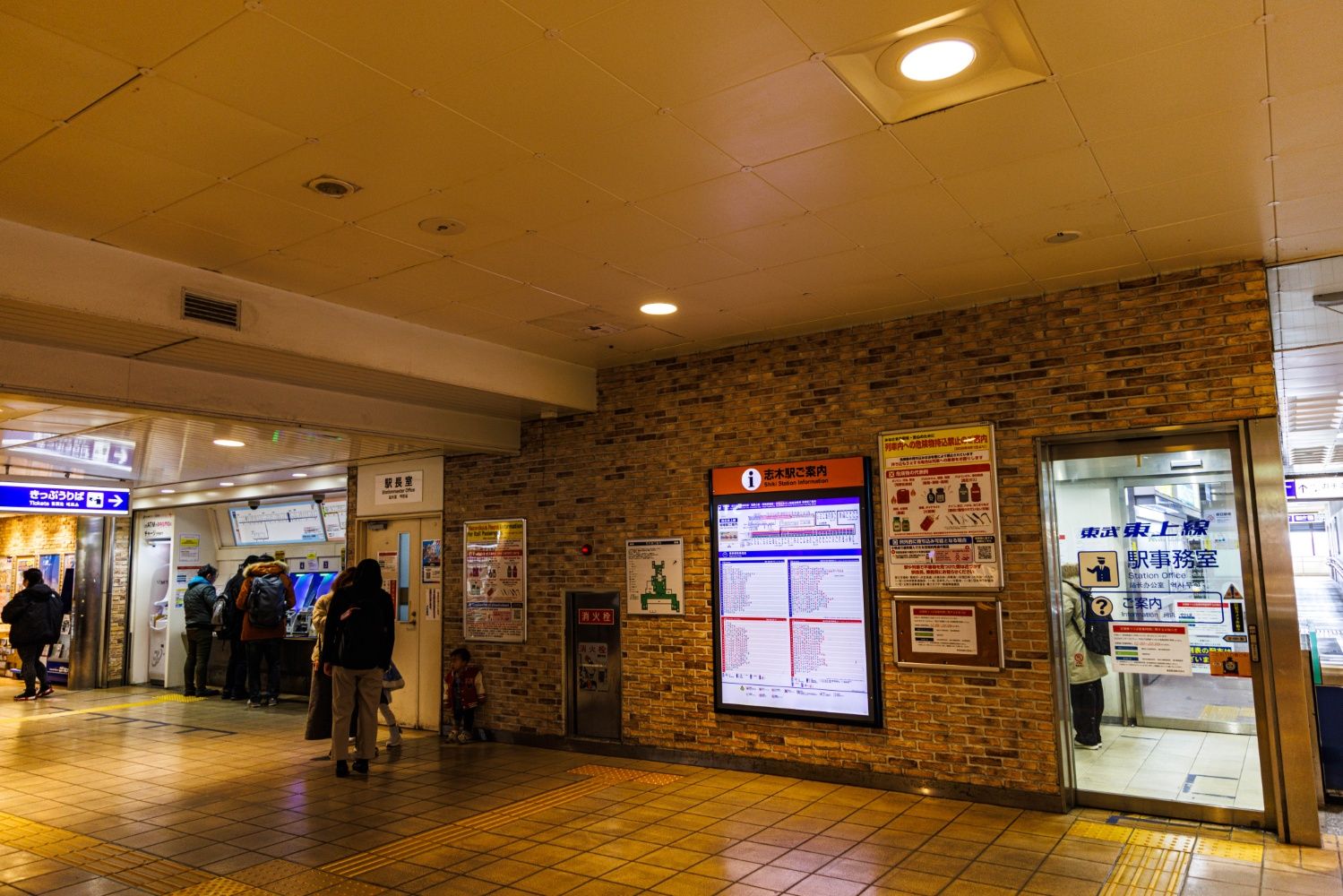 券売機の数はだいぶ少なくなった。改札脇の窓口は独立した部屋に（撮影：鼠入昌史）