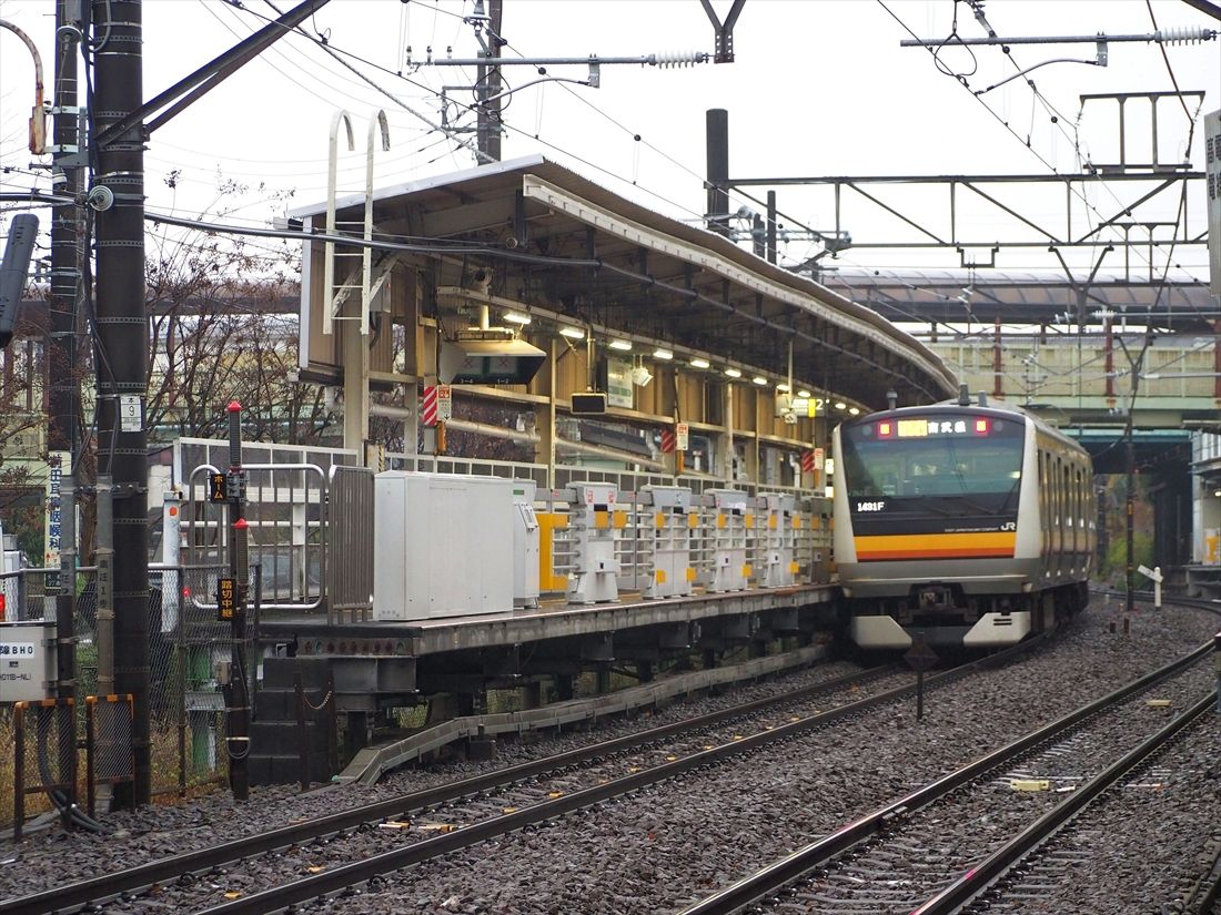 沿道から見た南武線の駅ホーム。ワンマン化に合わせて南武線は全駅にホームドアを整備した（編集部撮影）