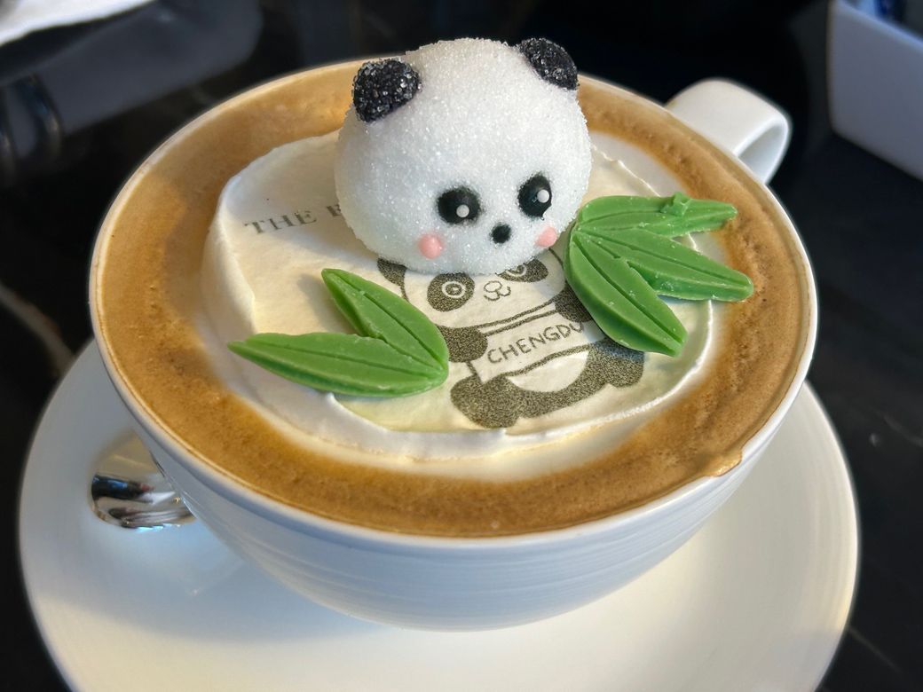 クラブラウンジでラテをオーダーするとパンダのデコレーションで提供された（筆者撮影）