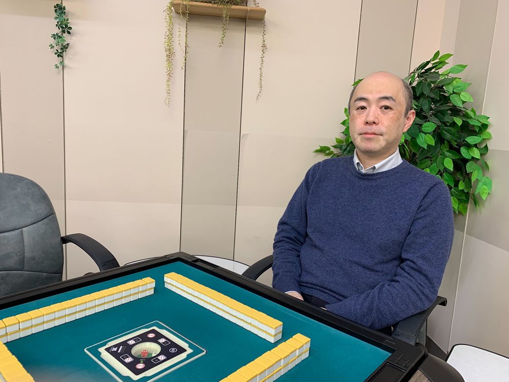 ニューロン麻雀スクール理事の池谷さん。常連のお客さんと非常に気さくにお話されていたのが印象的だった（筆者撮影）