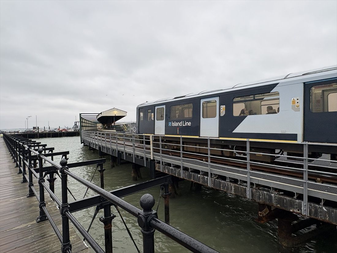 桟橋の先端、船着き場に隣接する終点のライドピアヘッド駅に到着する電車（筆者撮影）