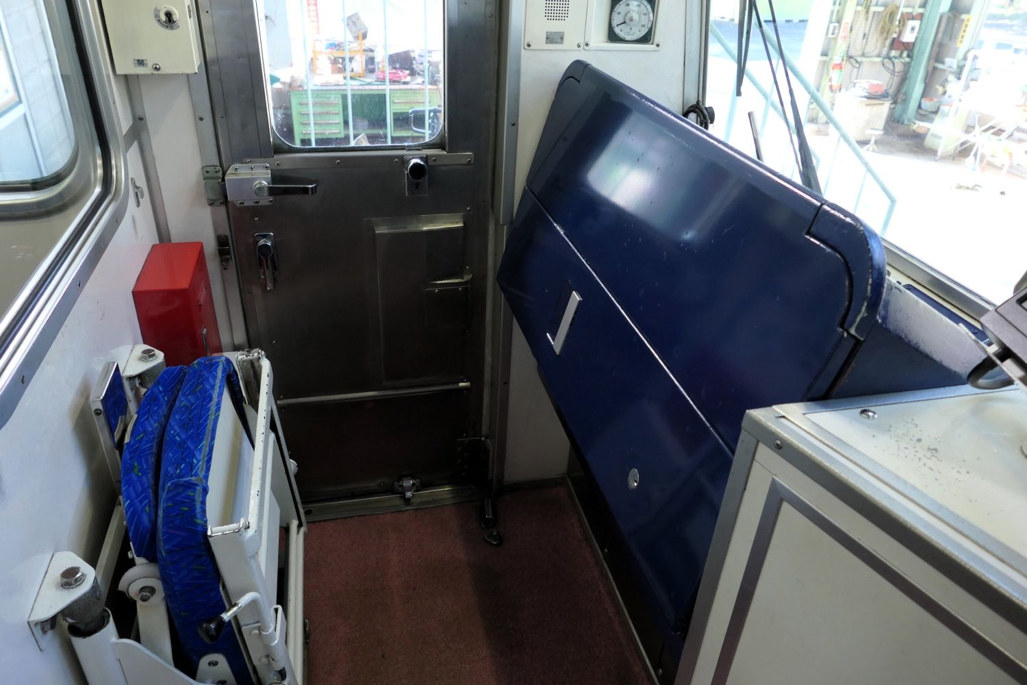 ワンマン運転のため運転操作卓は施錠できる構造だ（記者撮影）