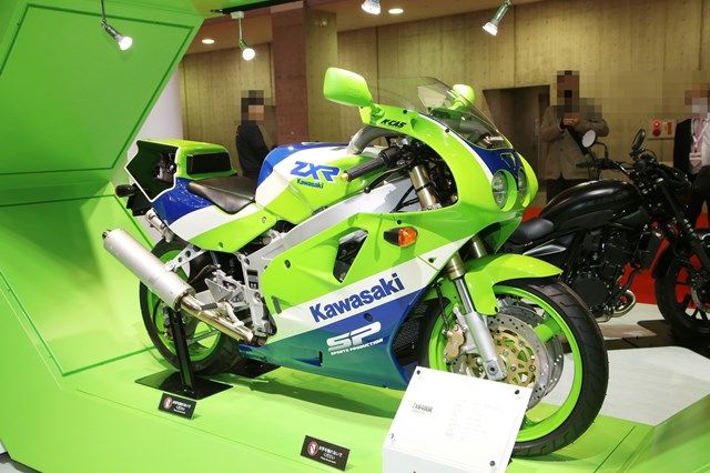 カワサキモータースの「ZXR400」（筆者撮影）