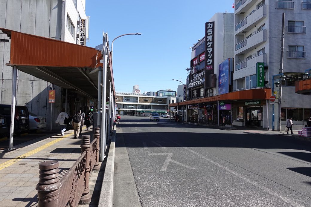 蕨駅の西口駅から伸びる通り（筆者撮影）