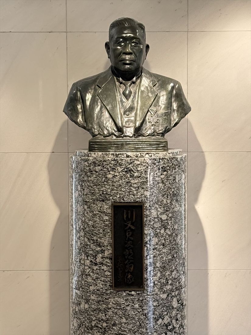ジョイナス屋上「ジョイナスの森彫刻公園」へのエレベーターホールに設置されている川又貞次郎の胸像（筆者撮影）