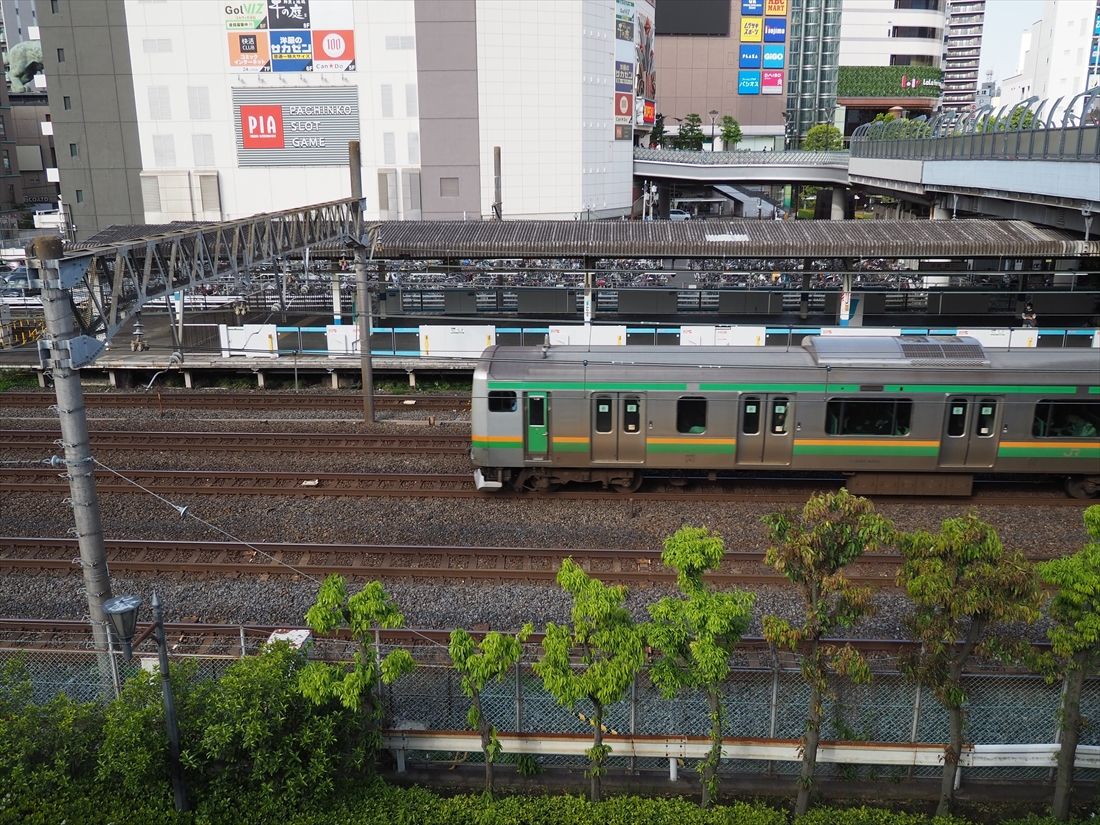 JR川口駅。京浜東北線(奥)にはホームがあるが手前の上野東京ラインなどにはホームがなく列車は通過する(記者撮影)