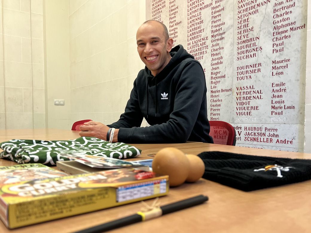 マンガクラブ担当教師のカリムさんと日本で買ってきたモノたち（筆者撮影）