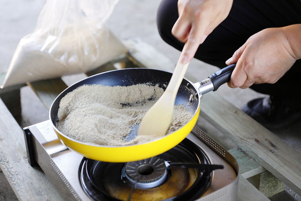 扱いの難しい米ぬかは、煎りぬかにして活用する（写真：鈴木靴下提供）