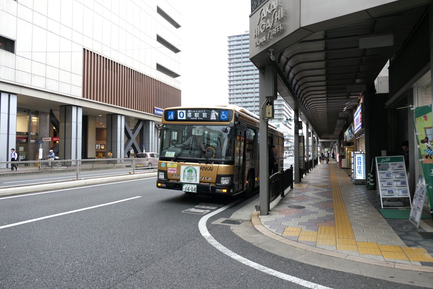 堺駅と結ぶ堺シャトルバスの車両（記者撮影）