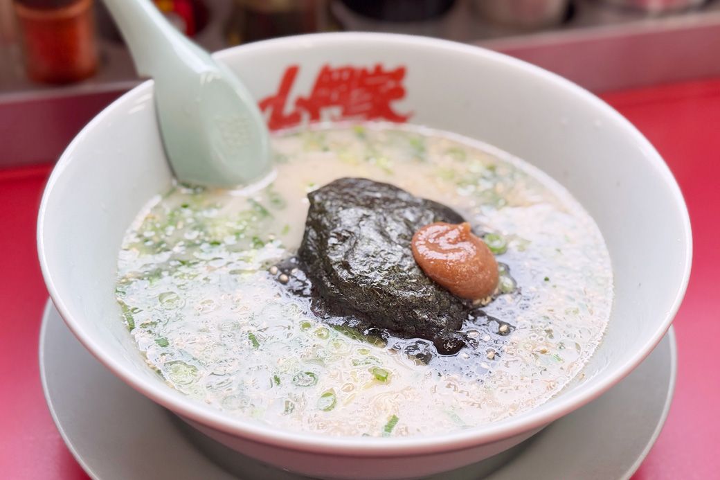 山岡家の朝ラーメン550円。焼きのりの上にはねり梅をトッピング（筆者撮影）