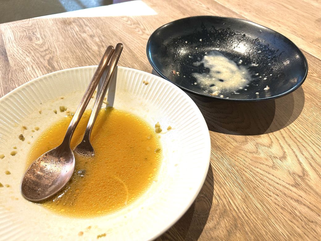 左がオイルソースベースで、右がスープベース。ベースの違いによる麺の吸収率が一目瞭然だ（筆者撮影）