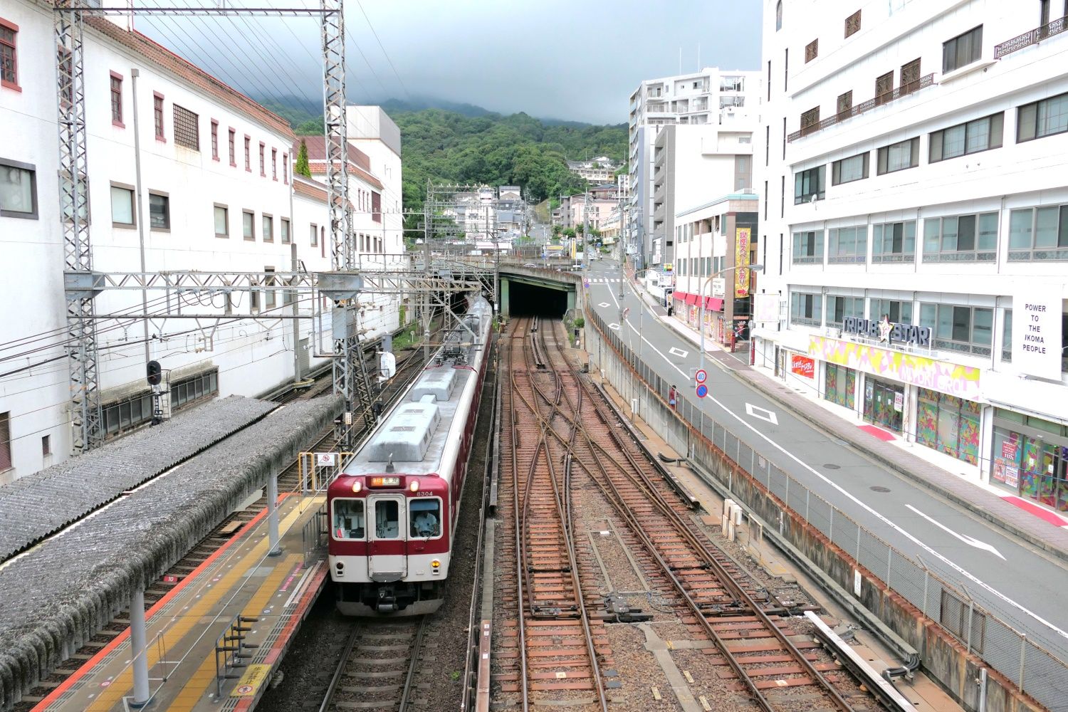 駅の西側。トンネルを出て到着する奈良線の電車（記者撮影）