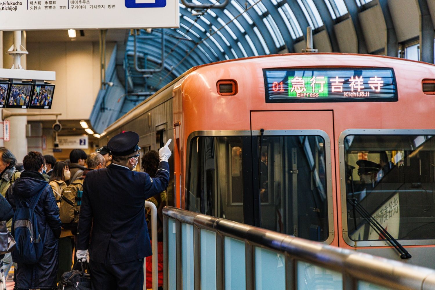 電車が渋谷駅に到着すると、たくさんの乗客が一気に改札口に押し寄せる（撮影：鼠入昌史）