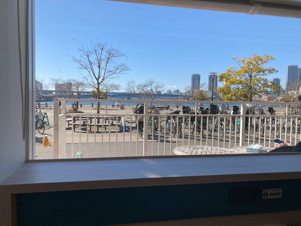 窓際の席にのみコンセントがあるらしく、結構な競争率。居座る人も多いので、なかなか空かない（筆者撮影）