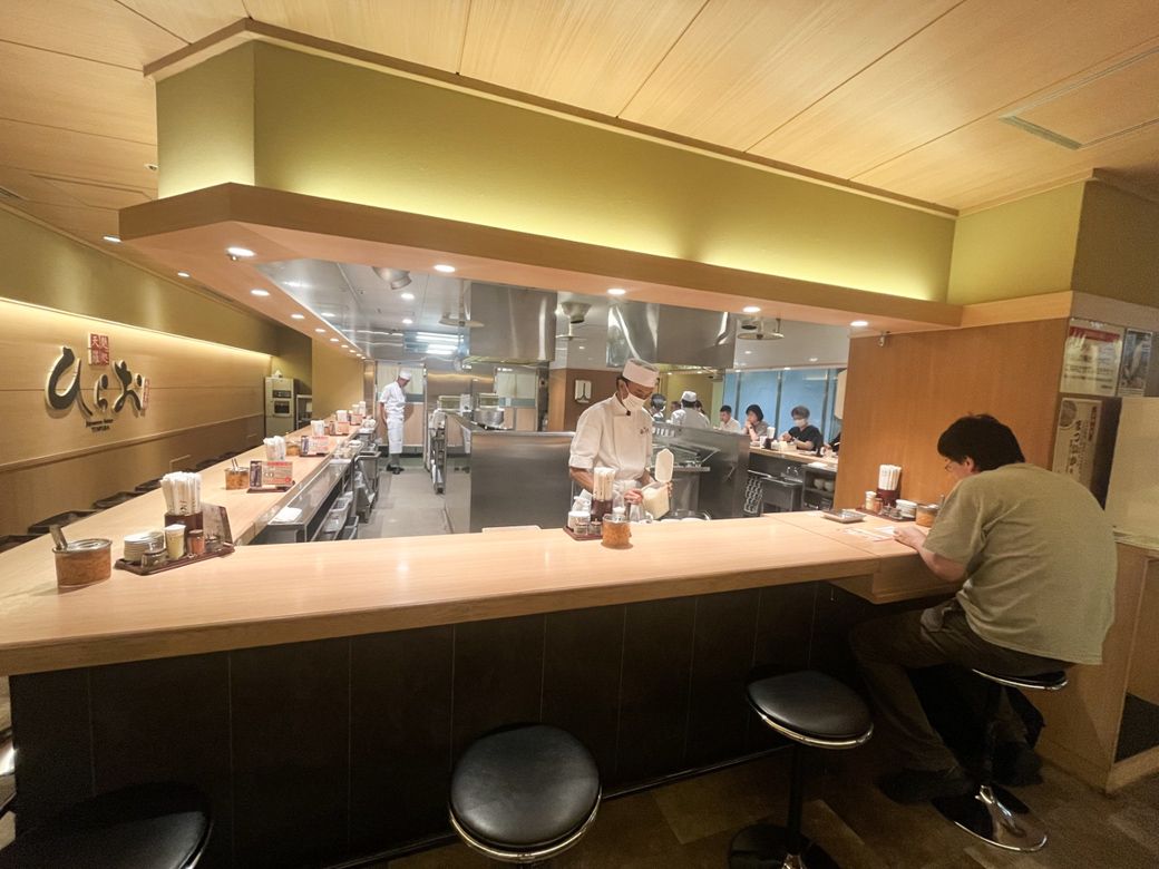 ひらおは全店カウンターのみ。子ども用のいすや食器があり、家族でも行きやすい（著者撮影）