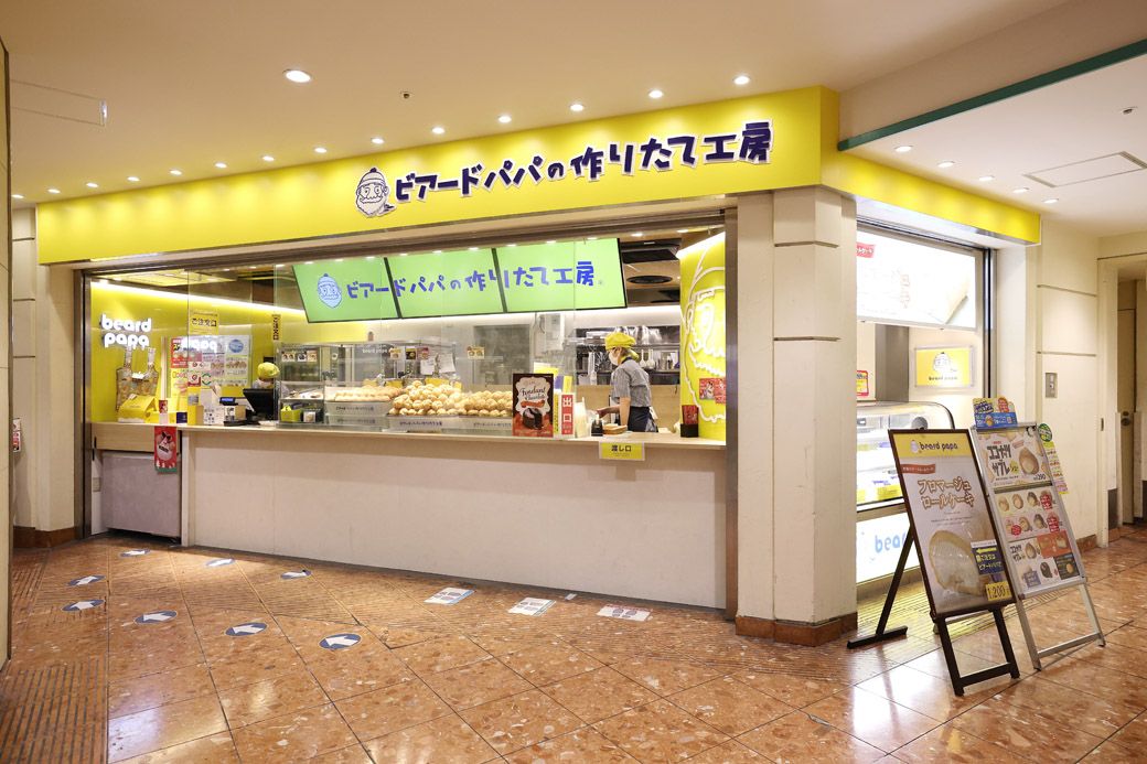 ビアードパパ新橋ウイング店。立地構成比は、ショッピングセンターが約7割、駅・その他が約3割。直近では駅立地での出店が増加傾向にあるようだ（撮影：尾形文繁）