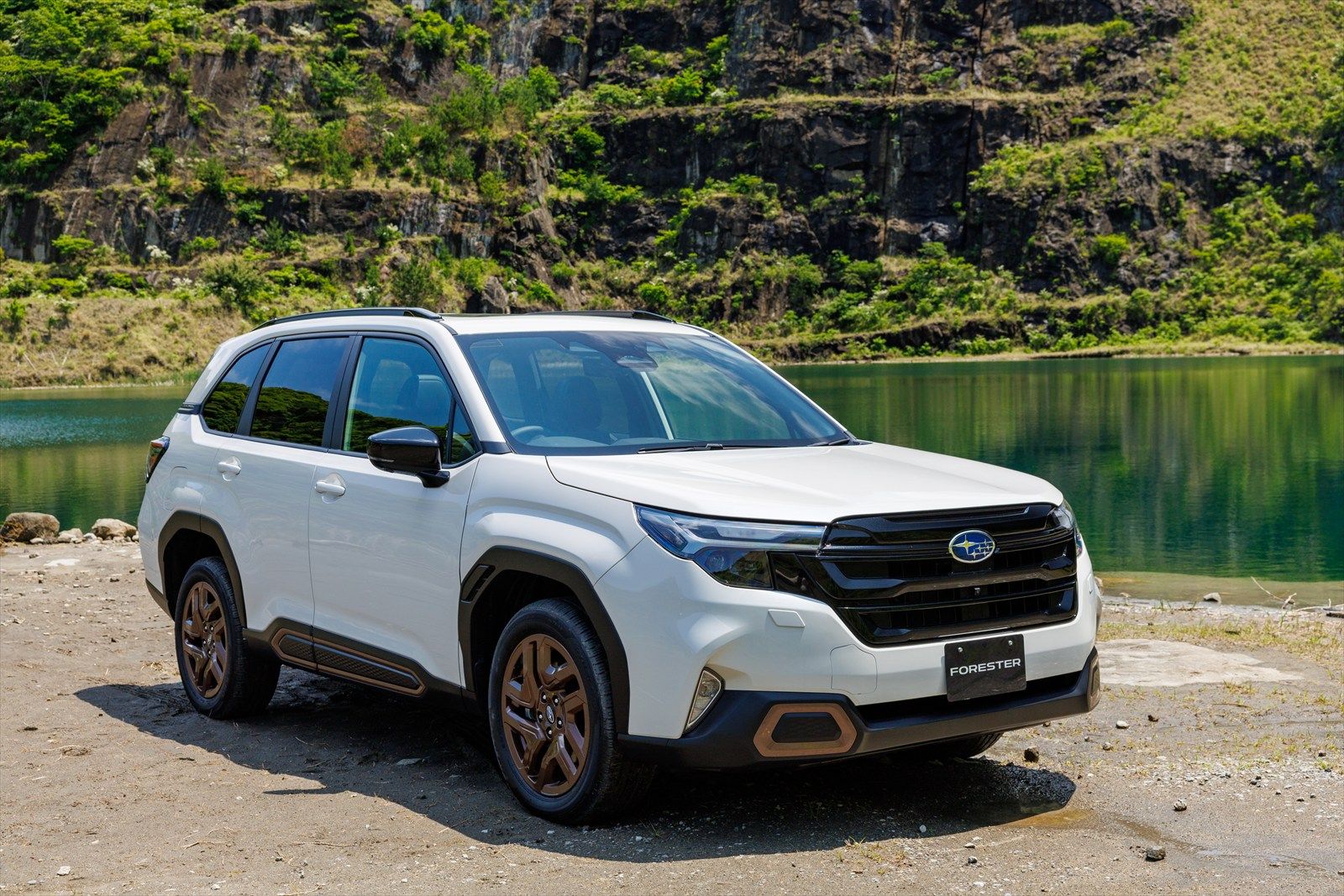 上下分割タイプのフロントバンパーを採用し、フロントマスクの厚みを表現（写真：SUBARU）