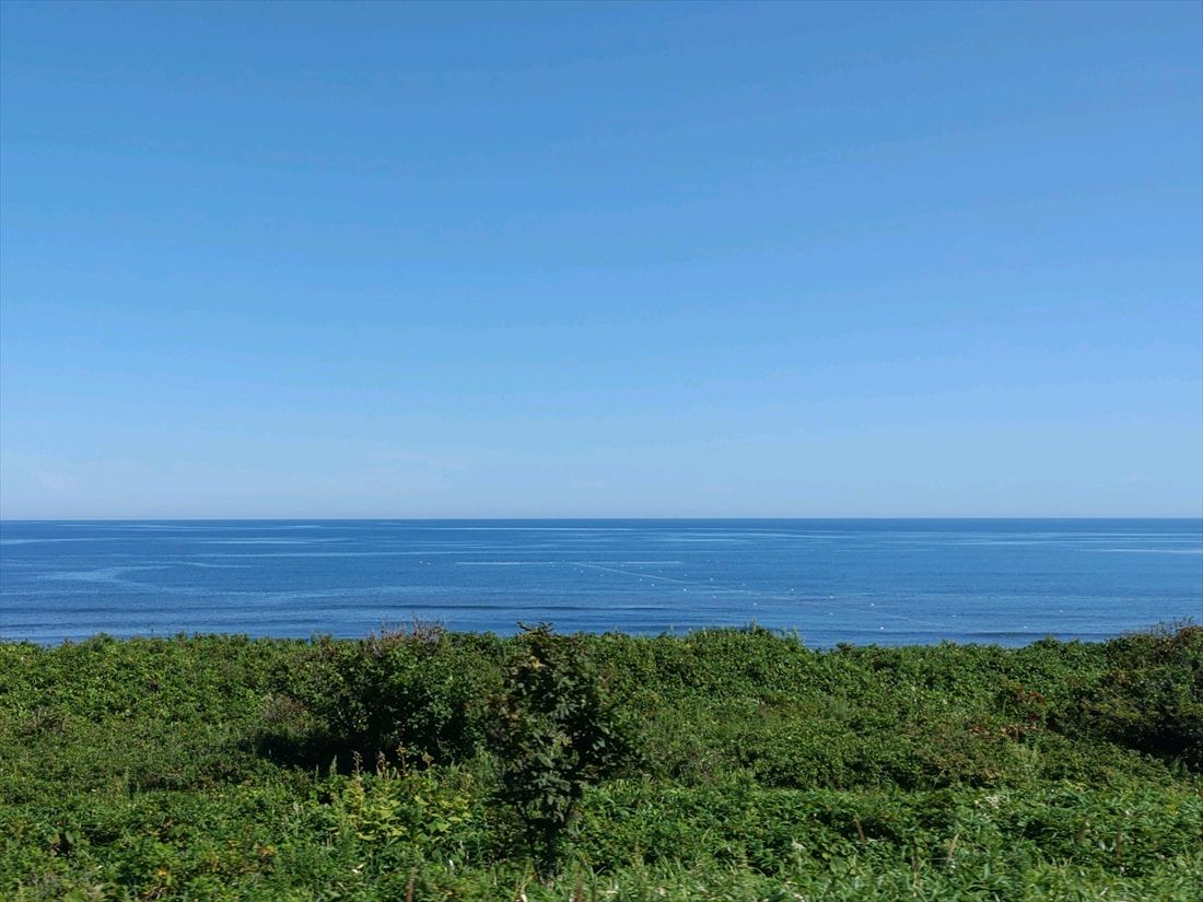 釧網本線沿いに広がるオホーツク海の風景（筆者撮影）