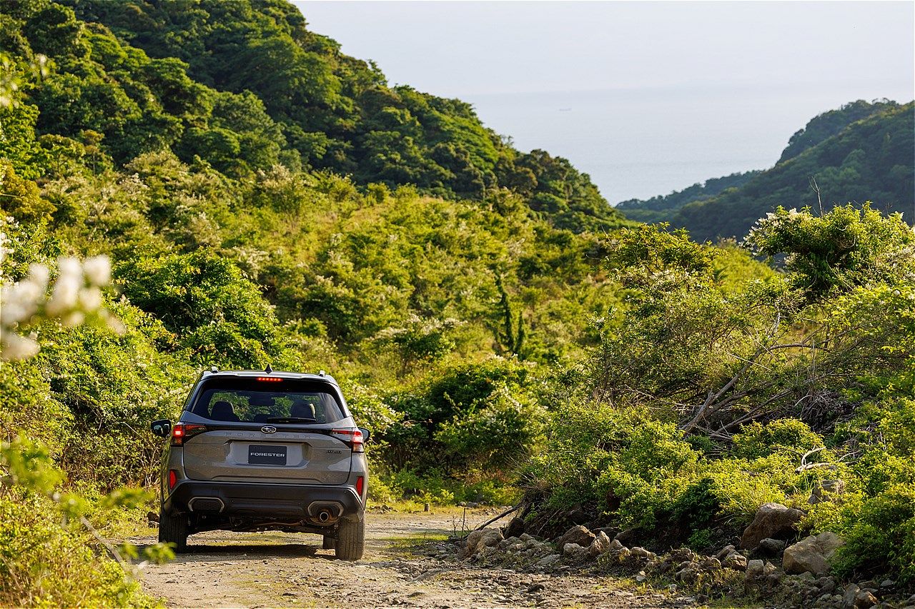 スバルの新型「フォレスター Premium S:HEV EX」（写真：SUBARU）