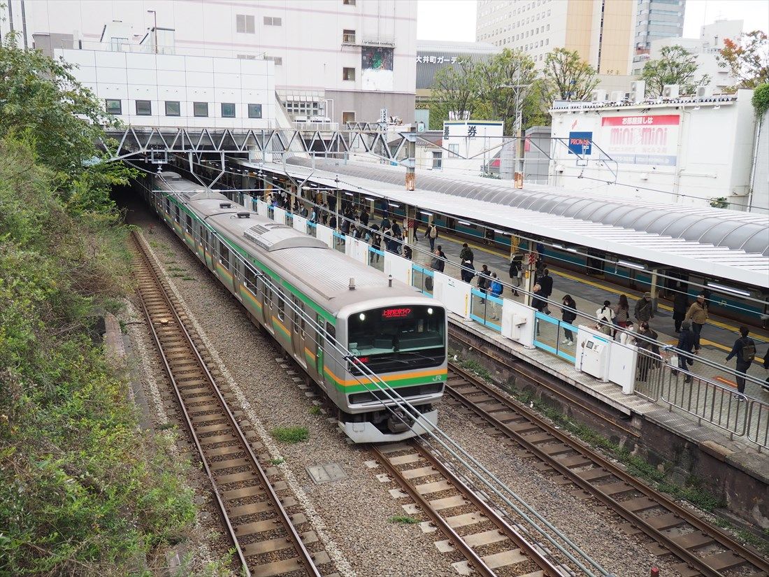 東海道本線を走る上野東京ラインの電車（記者撮影）