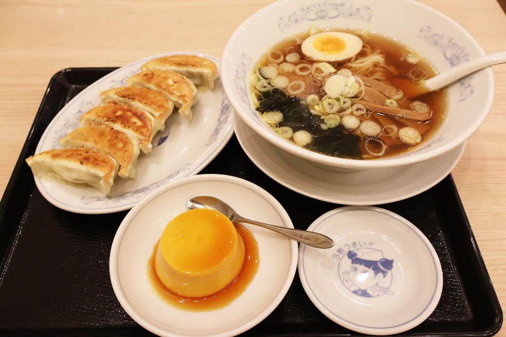 「満洲しょうゆラーメン」「餃子」「かぼちゃプリン」合計1050円！（筆者撮影）