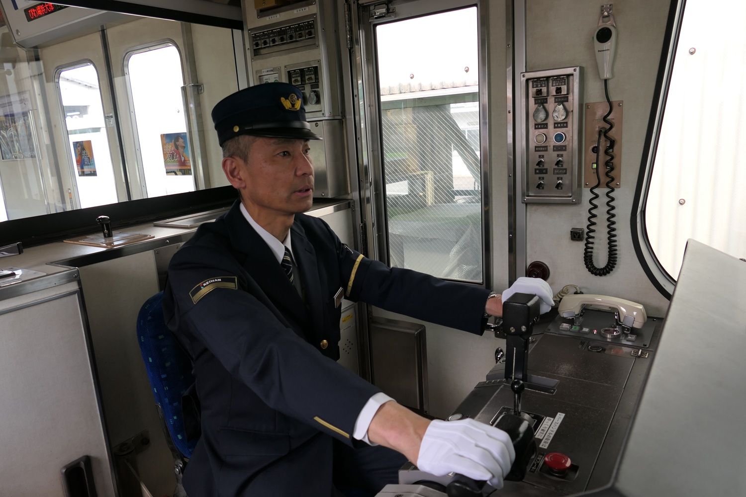 大津営業部営業課運輸係の江守孝司さん。大津市の錦織車庫（記者撮影）