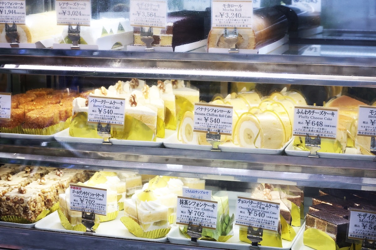 道路側にある売店の様子。整然とケーキ類が並ぶ（撮影：今井康一）