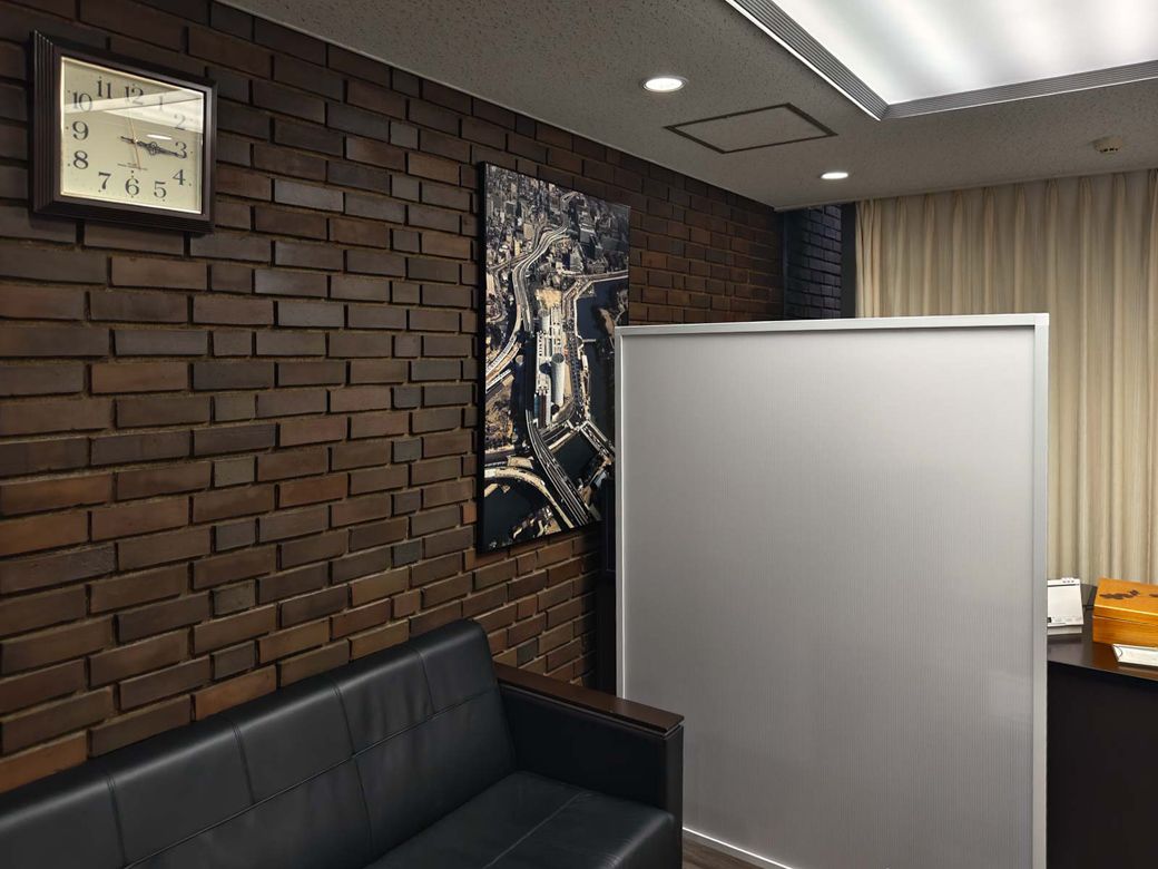 福田さんが働く毎日ビルディングのオフィス内部。東西端の内側壁面にも同じレンガが使われている（筆者撮影）