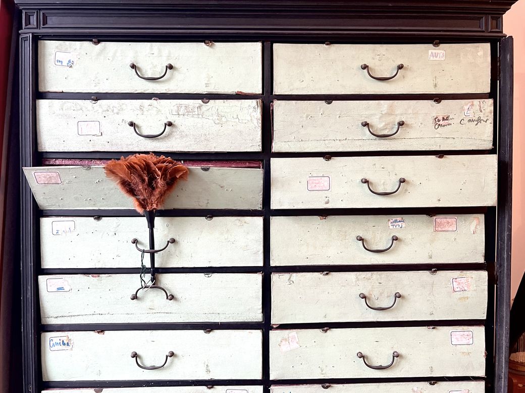 この引き出しには何が入っているのだろう？と空想がふくらむ（筆者撮影）