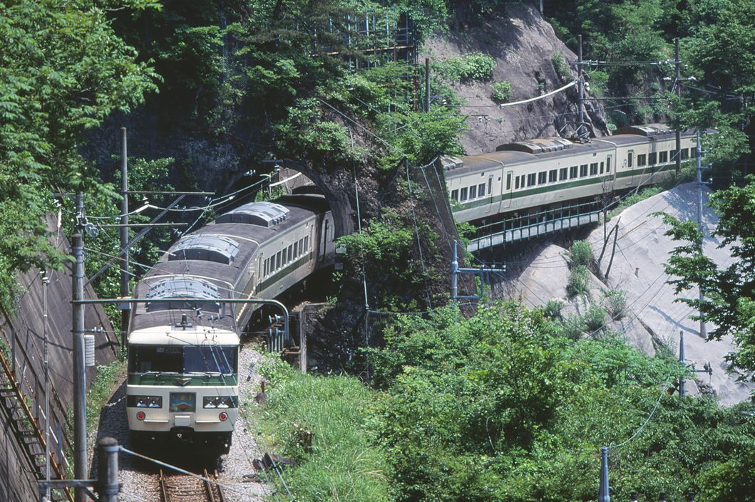 日本一短いことで有名だった吾妻線の樽沢トンネルを通過する緑帯の185系200番台「新特急草津」（撮影：南正時）