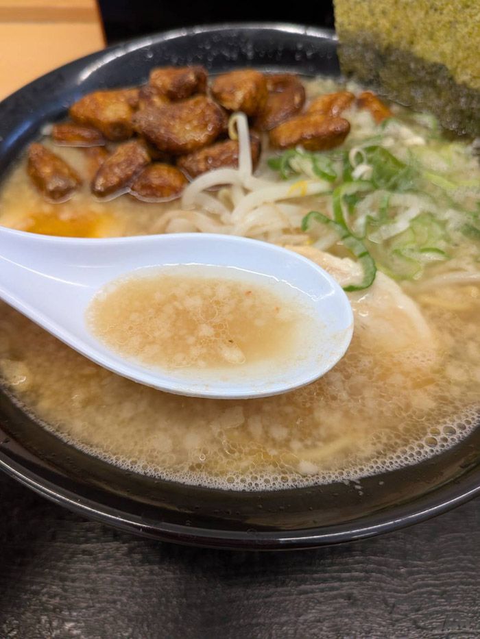 背脂に見えるのはにんにくチップ（筆者撮影）