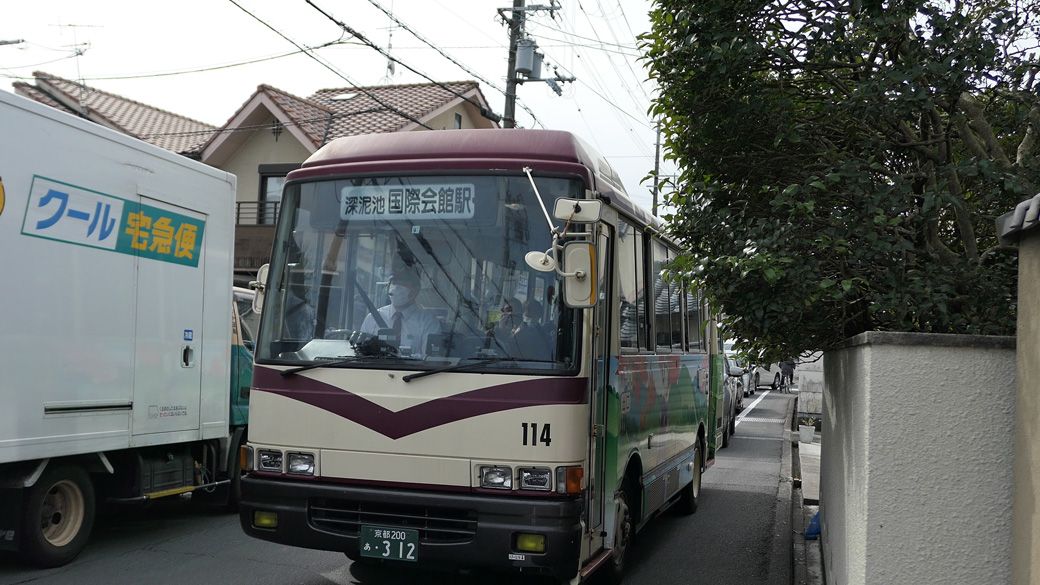 高野車庫→深泥池→国際会館行きのバス。春分の日のみの運行は2024年をもって終了した（筆者撮影）