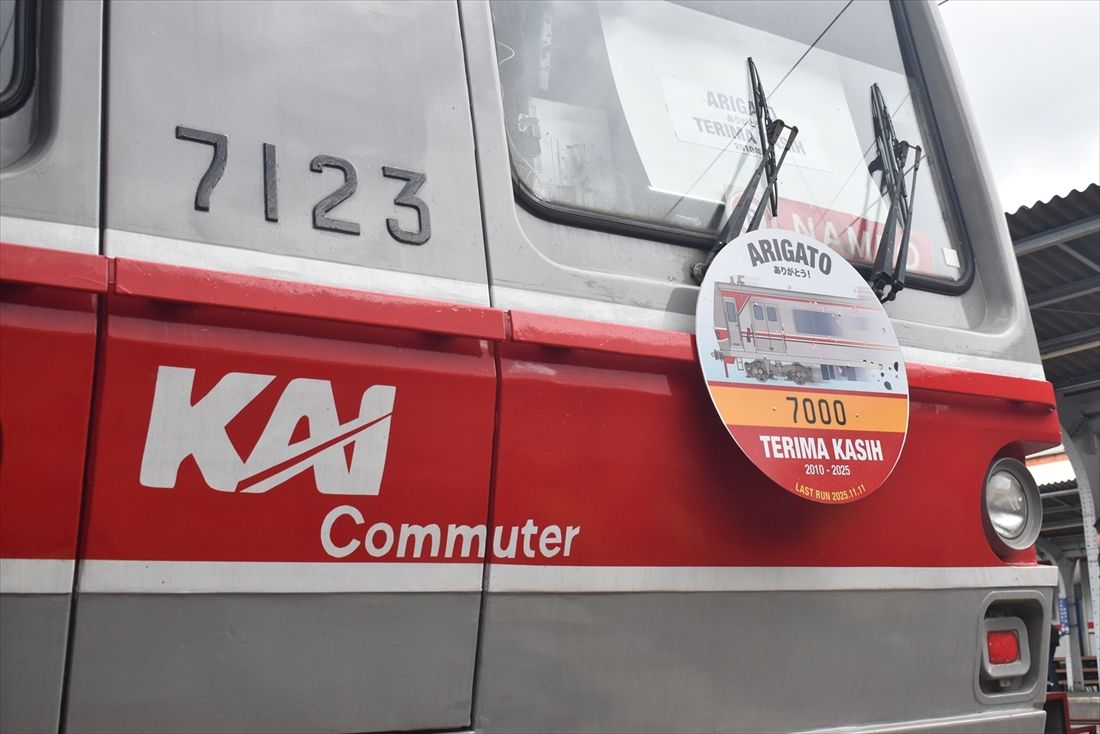 11月11日の式典当日に展示された元東京メトロ7000系7123編成。さよならヘッドマークも用意された（筆者撮影）