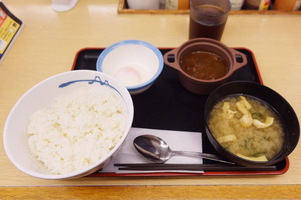 牛めし「松屋」でも以前はカレーモーニングがあった。玉子かけごはん定食の小鉢にミニカレーが選べた 　※写真は2022年のもの（写真：筆者撮影）