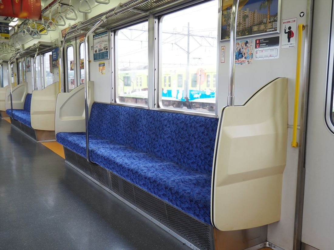 シートはリニューアルの際に青いバケットシートに交換し、袖仕切りの板も設置した（記者撮影）