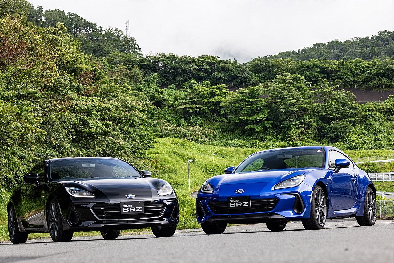 一部改良モデルのトヨタ「GR86」およびSUBARU「BRZ」のサーキット試乗会の様子（写真：三木宏章）