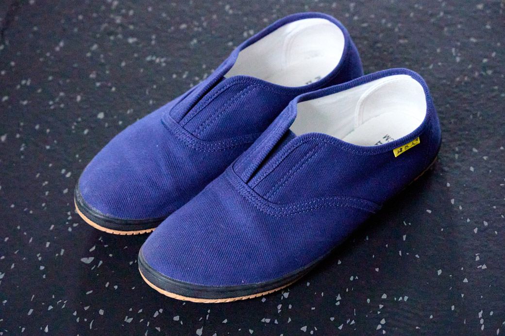 紐がないシンプルなデザイン（写真：筆者撮影）