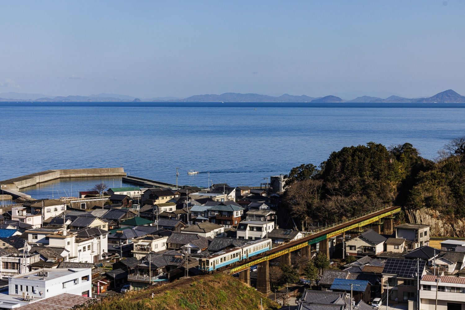 「愛ある伊予灘線」の愛称を持つ、JR予讃線伊予灘沿い区間。ローカル色が濃いものの、車窓から望む伊予灘は絶景だ（撮影：鼠入昌史）