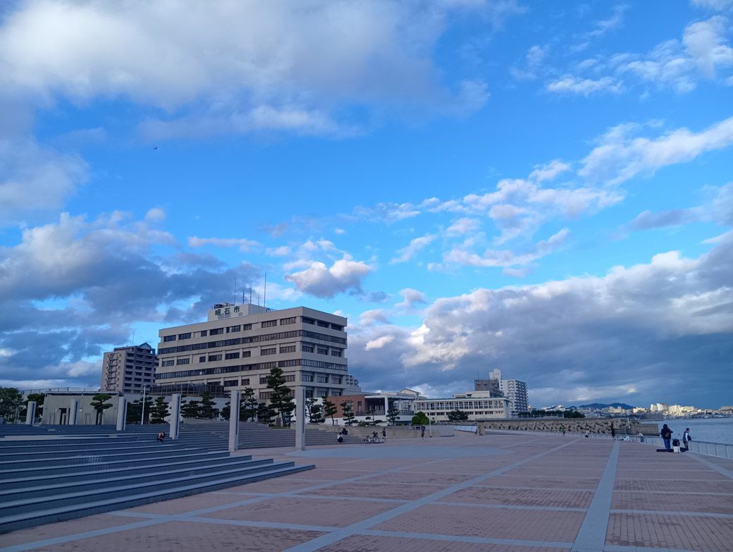 明石市役所は海沿いの素晴らしいロケーションにあるようだ（筆者撮影）