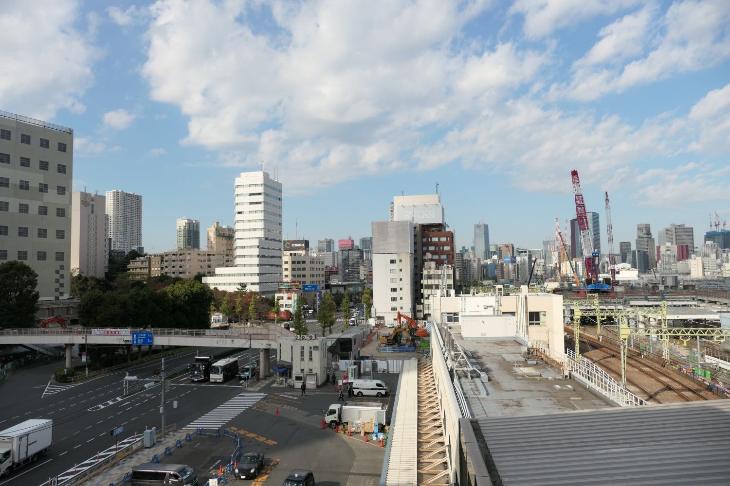 関係者以外は入れない品川駅の屋上から見た品川駅西口＝2022年11月（記者撮影）