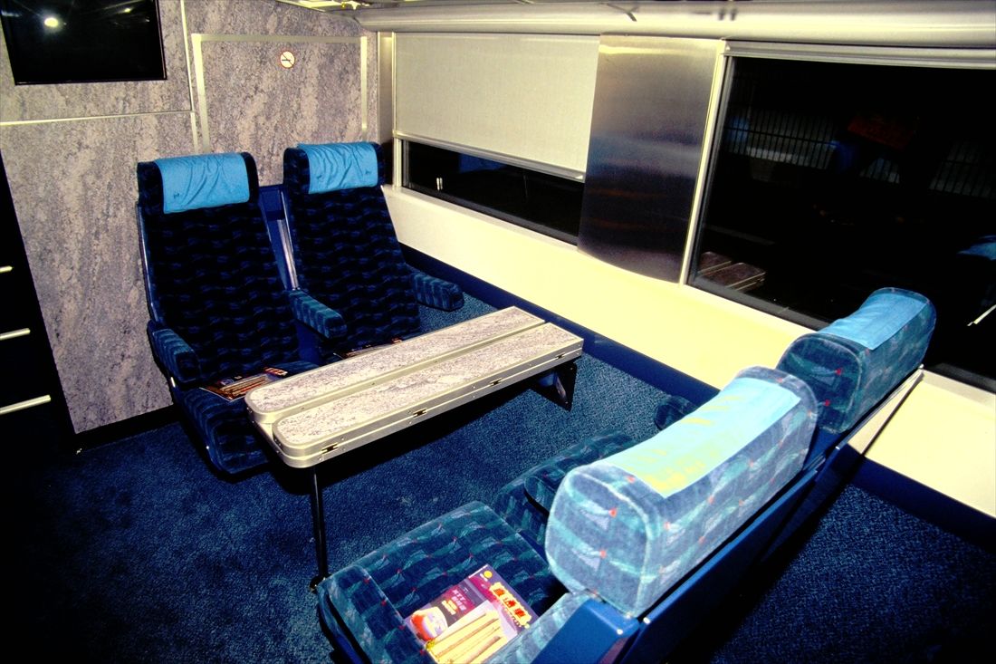 「KTT」 二階建て客車、普通車の開業直後の様子（筆者撮影）